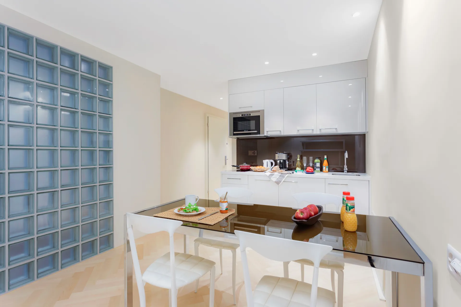 Studio Senior, Kitchenette